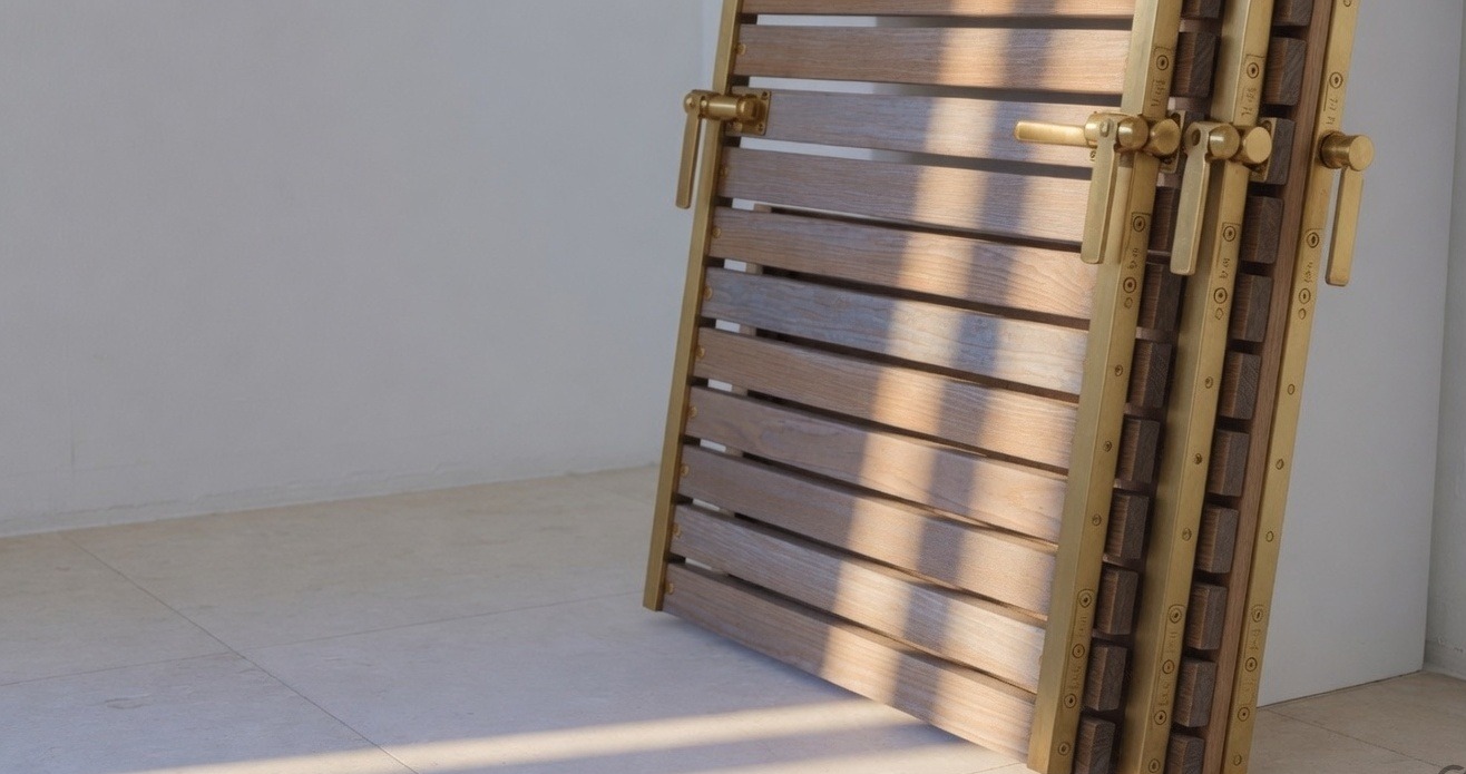 Oblique view showing the thickness of the same louvre panel.